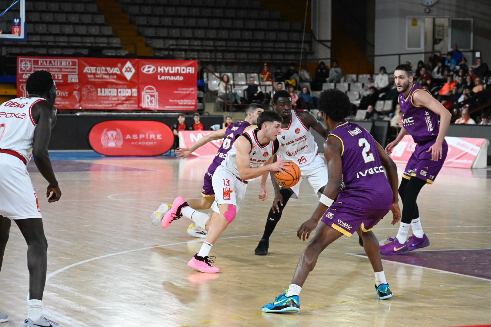 Domínguez aprovecha el bloqueo de Traoré en el Cultural - Valladolid. | SAÚL ARÉN Domínguez aprovecha el bloqueo de Traoré en el Cultural - Valladolid. | SAÚL ARÉN