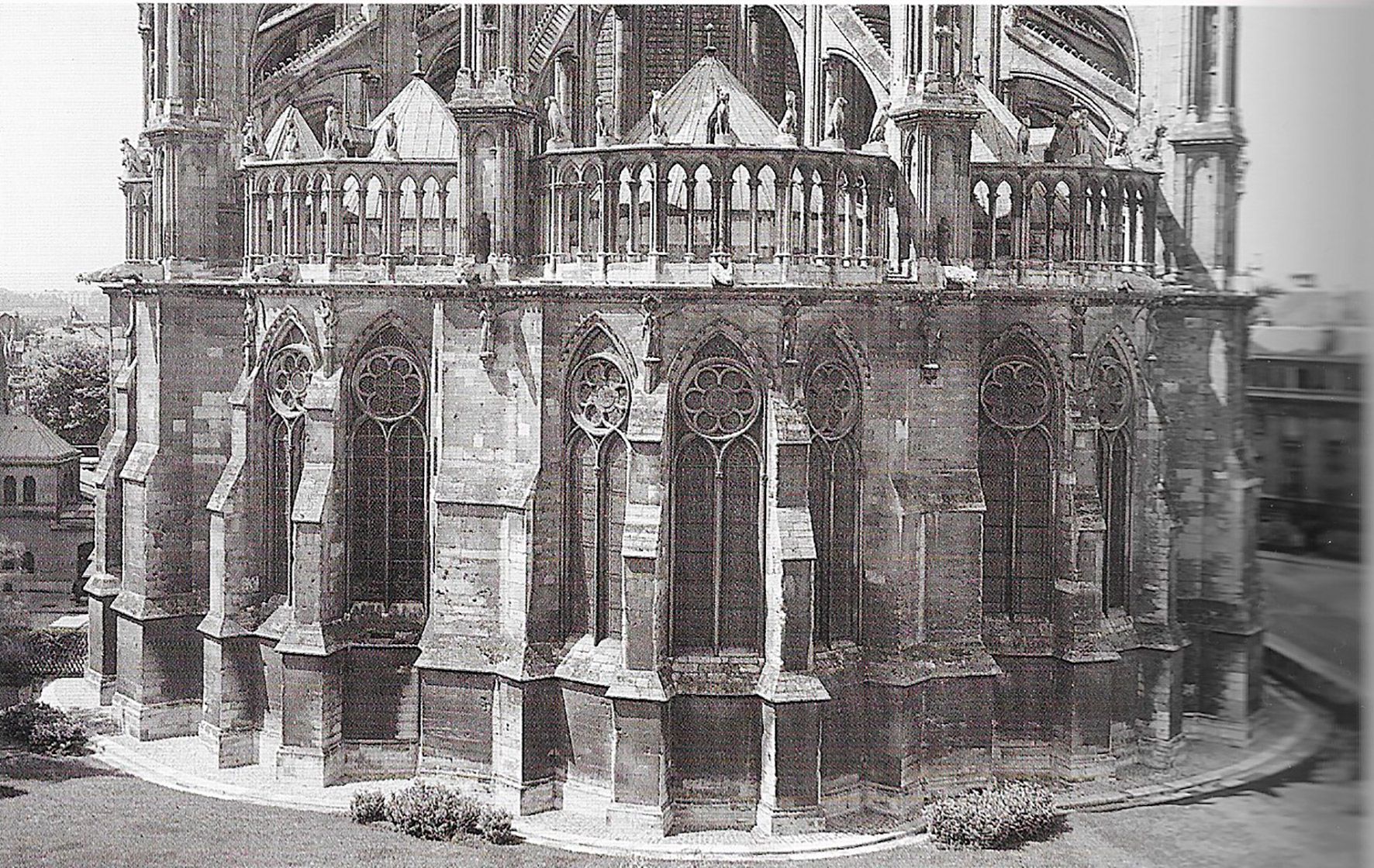 Las capillas radiales de la catedral de Reims son, dice Franco Mata, la inspiración de la parte superior del Crucero de la catedral de Burgos. | ÁNGELA FRANCO