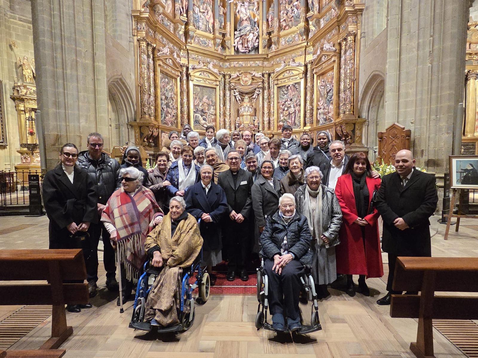 Foto de familia de las hermanas con distintas autoridades durante la celebración. | L.N.C.