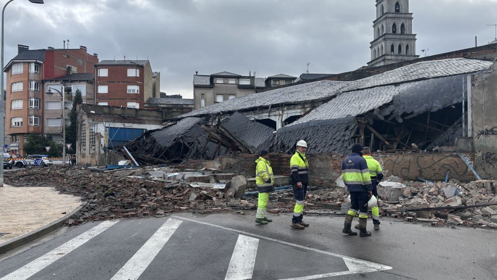 Derrumbe en el antiguo garaje que afectó a seis vehículos. | JAVIER FERNÁNDEZ