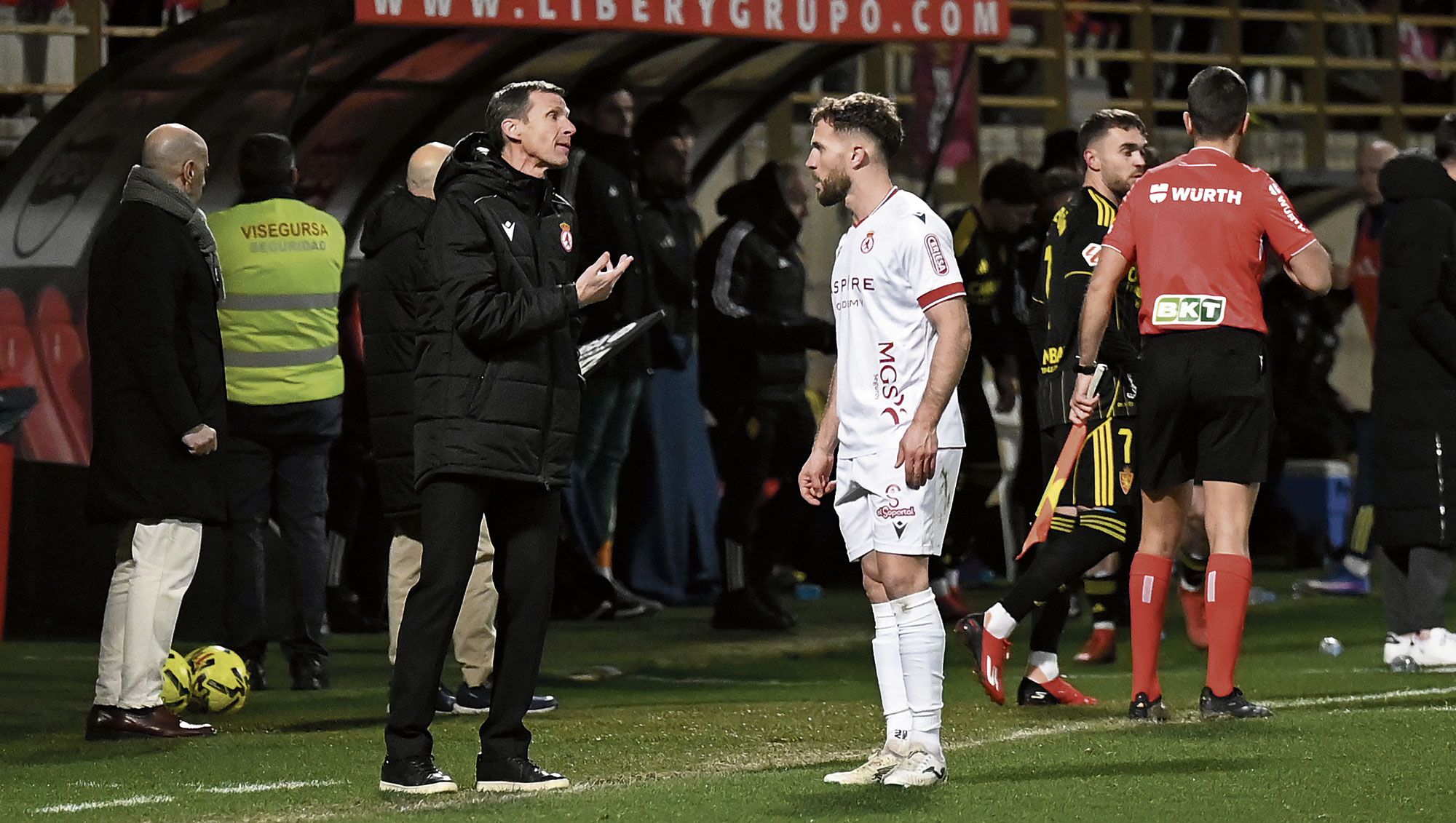 Ziganda da instrucciones a Calero frente al Zaragoza. | SAÚL ARÉN