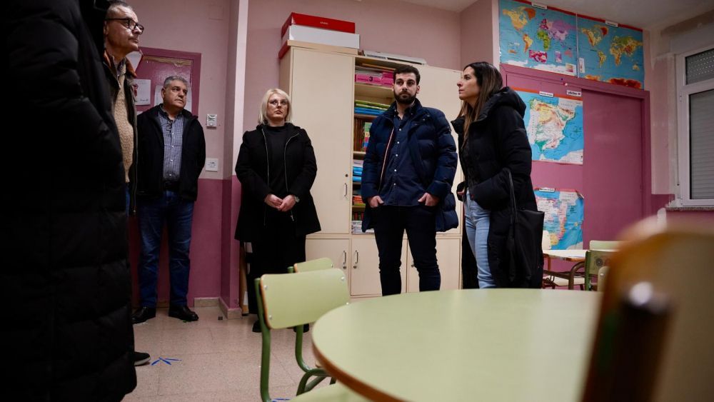 Visita reciente al colegio de Noceda de la delegación del PSOE.