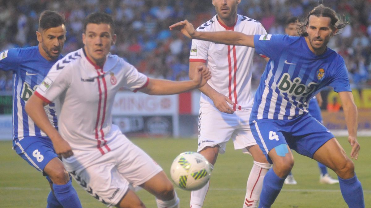 Gonzalo trata de despejar un balón en el derbi ante la Cultural disputado en El Toralín. | DANIEL MARTÍN