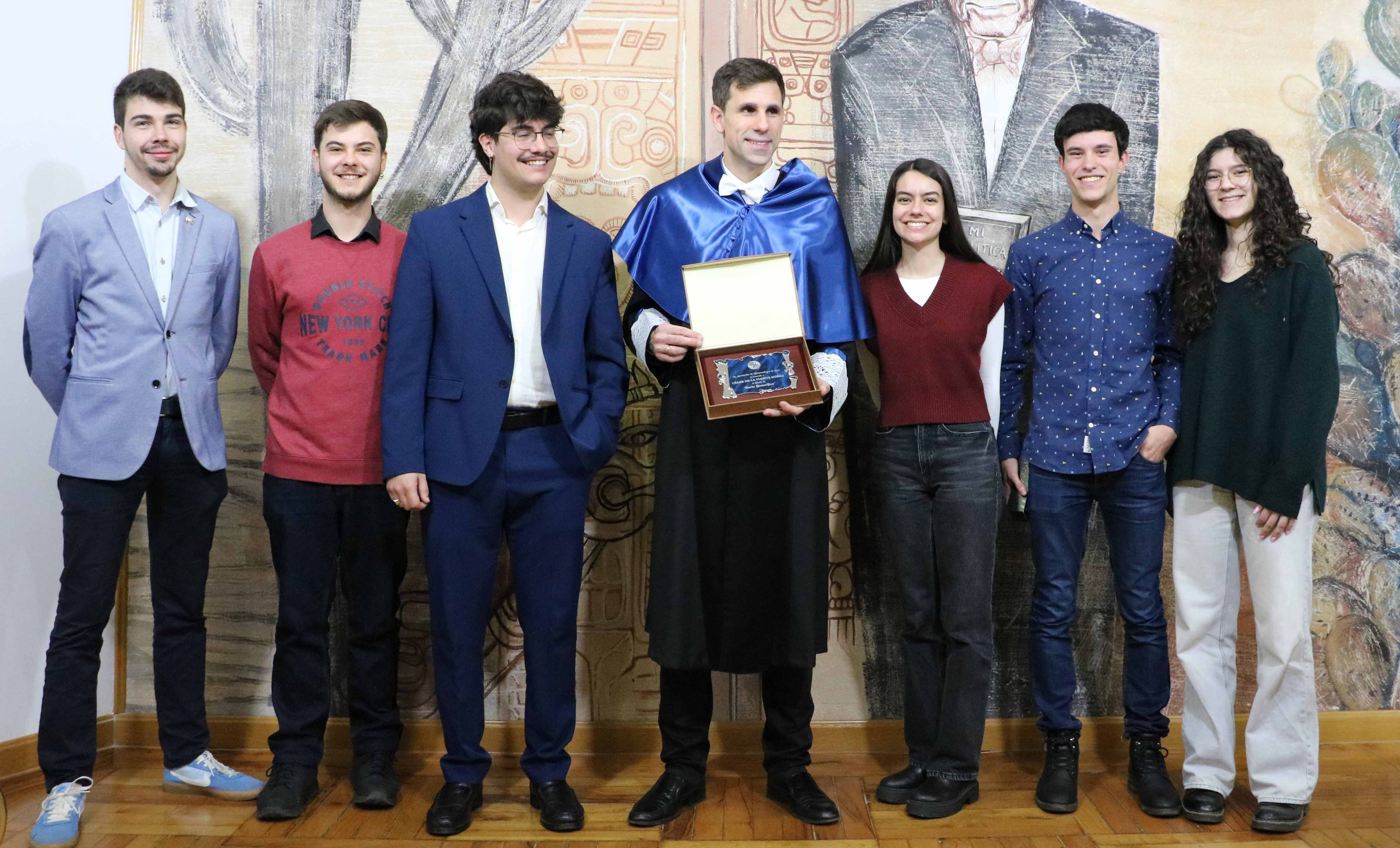 La Junta Directiva de la Asociación de Biotecnólogos de León (ABLe) y César de la Fuente, Doctor Honoris Causa de la ULE. | L.N.C.