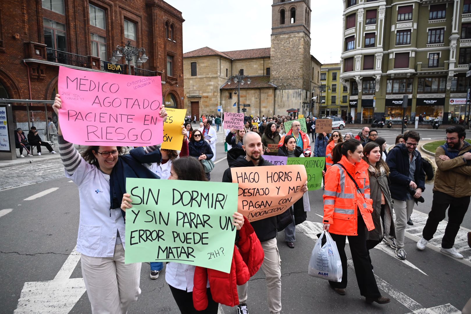Un momento de la marcha de los médicos que recorrió este lunes León. | SAÚL ARÉN