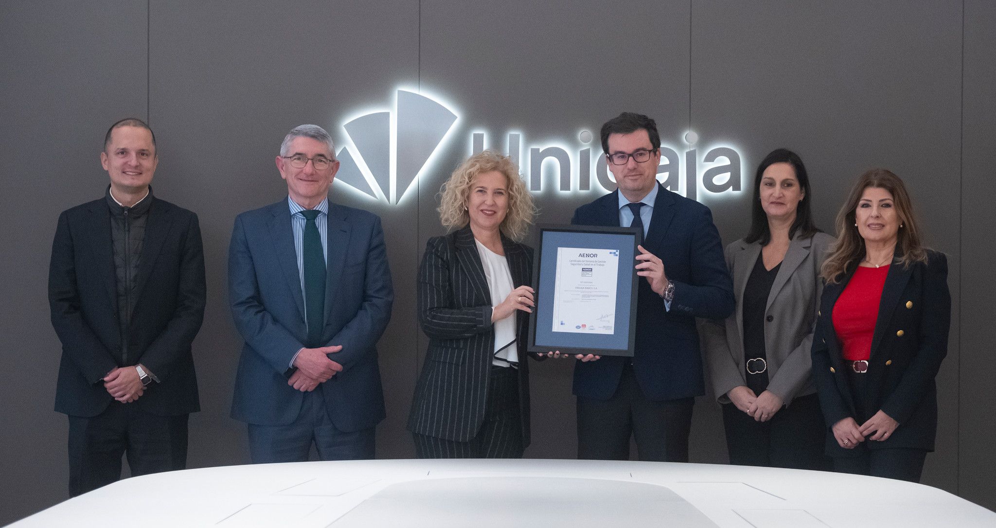 La directiva de Aenor y Unicaja, en la entrega de la certificación. | L.N.C.
