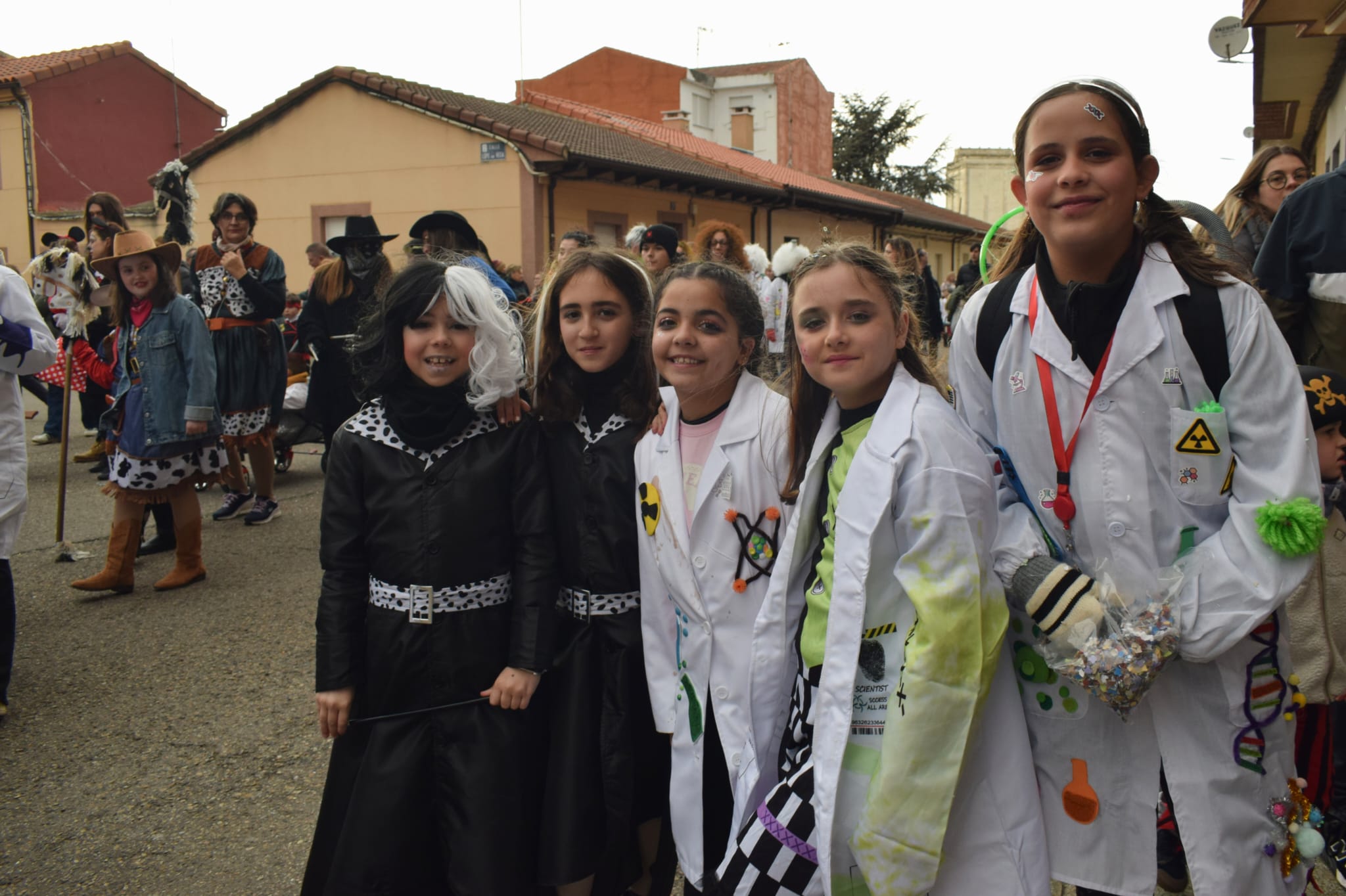 Niñas y niños lo pasaron en grande durante el desfile infantil de Santa María. | A. R.