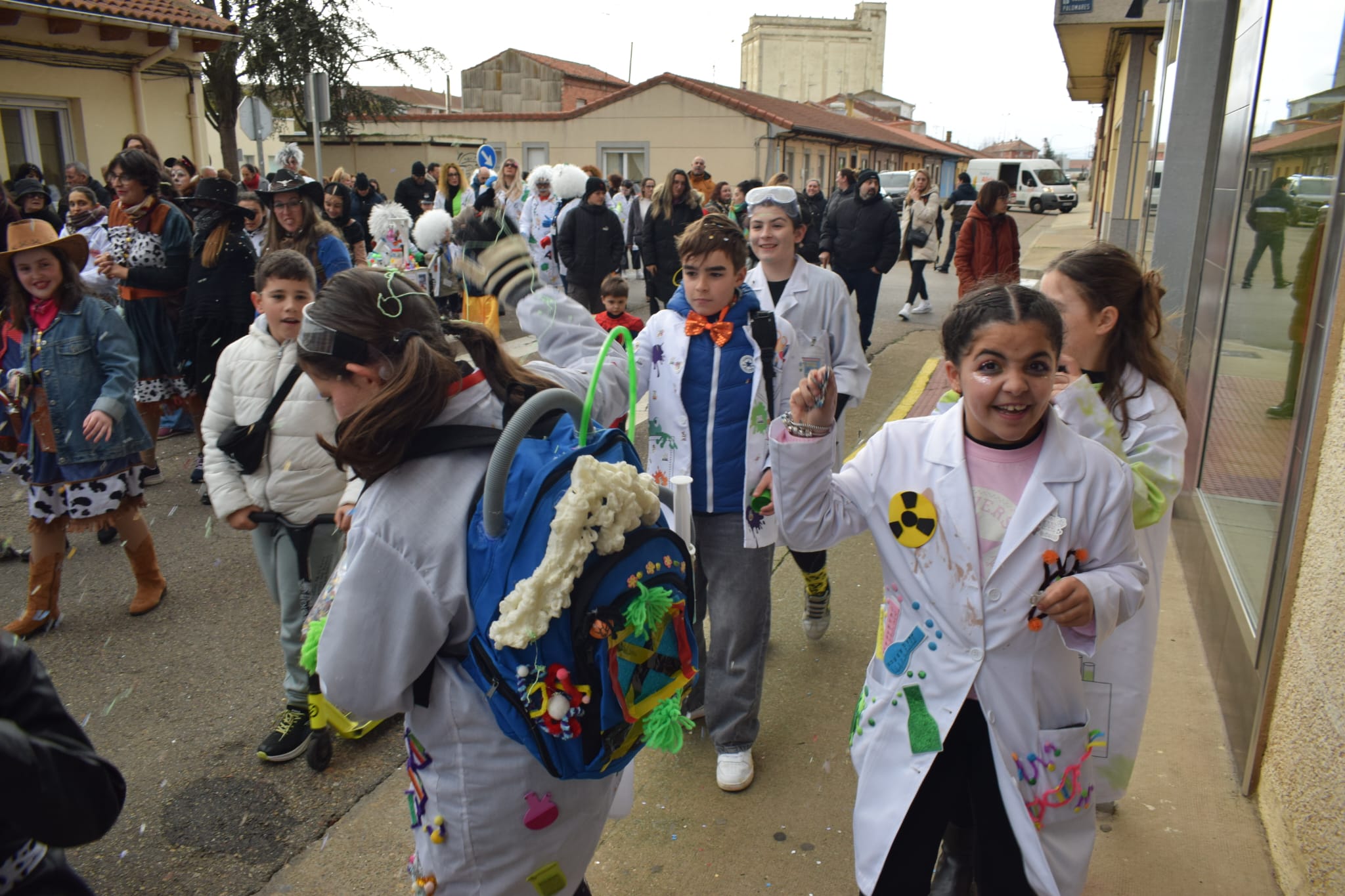 El confeti fue gran protagonista durante el desfile. | A. R. El confeti fue gran protagonista durante el desfile. | A. R.