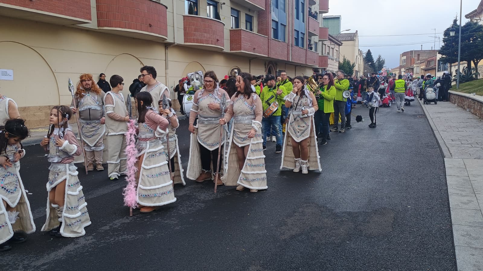 Inicio del desfile infantil del Carnaval de La Bañeza de este lunes. | L.N.C.