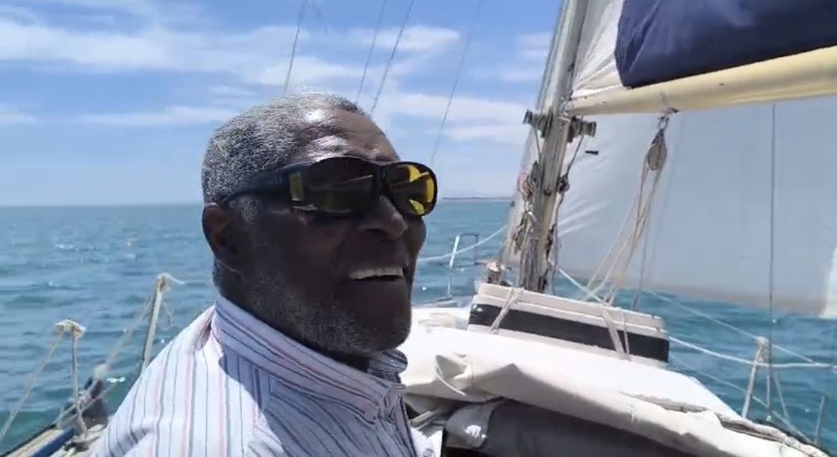 Aureliano Mendes, en una imagen tomada mientras navegaba en su velero en una expedición anterior. L.N.C.