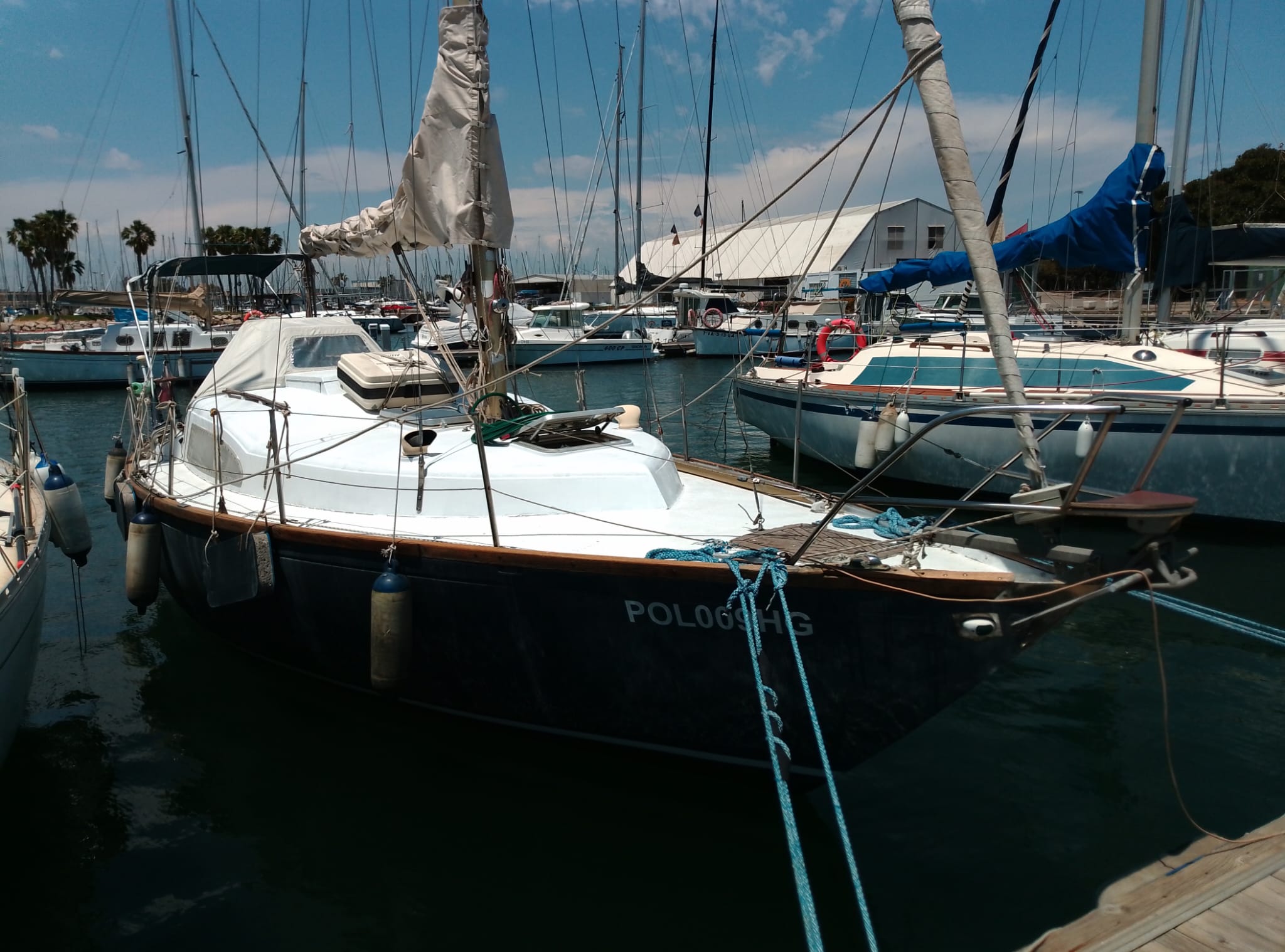 Imagen del velero de Aureliano, que no ha podido recuperarlo tras ser rescatado. L.N.C.