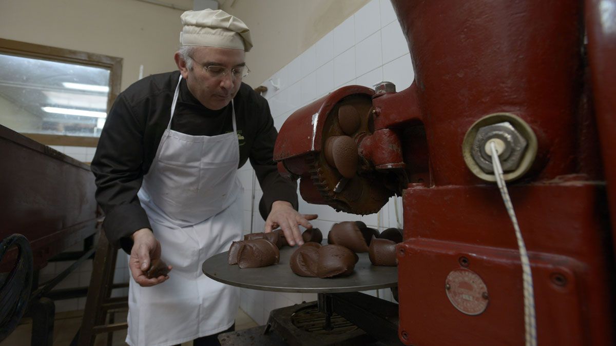 Juan Antonio Fernández, uno de los actuales chocolateros de Santocildes, a los mandos de la máquina en pleno proceso de fabricación. | MAURICIO PEÑA