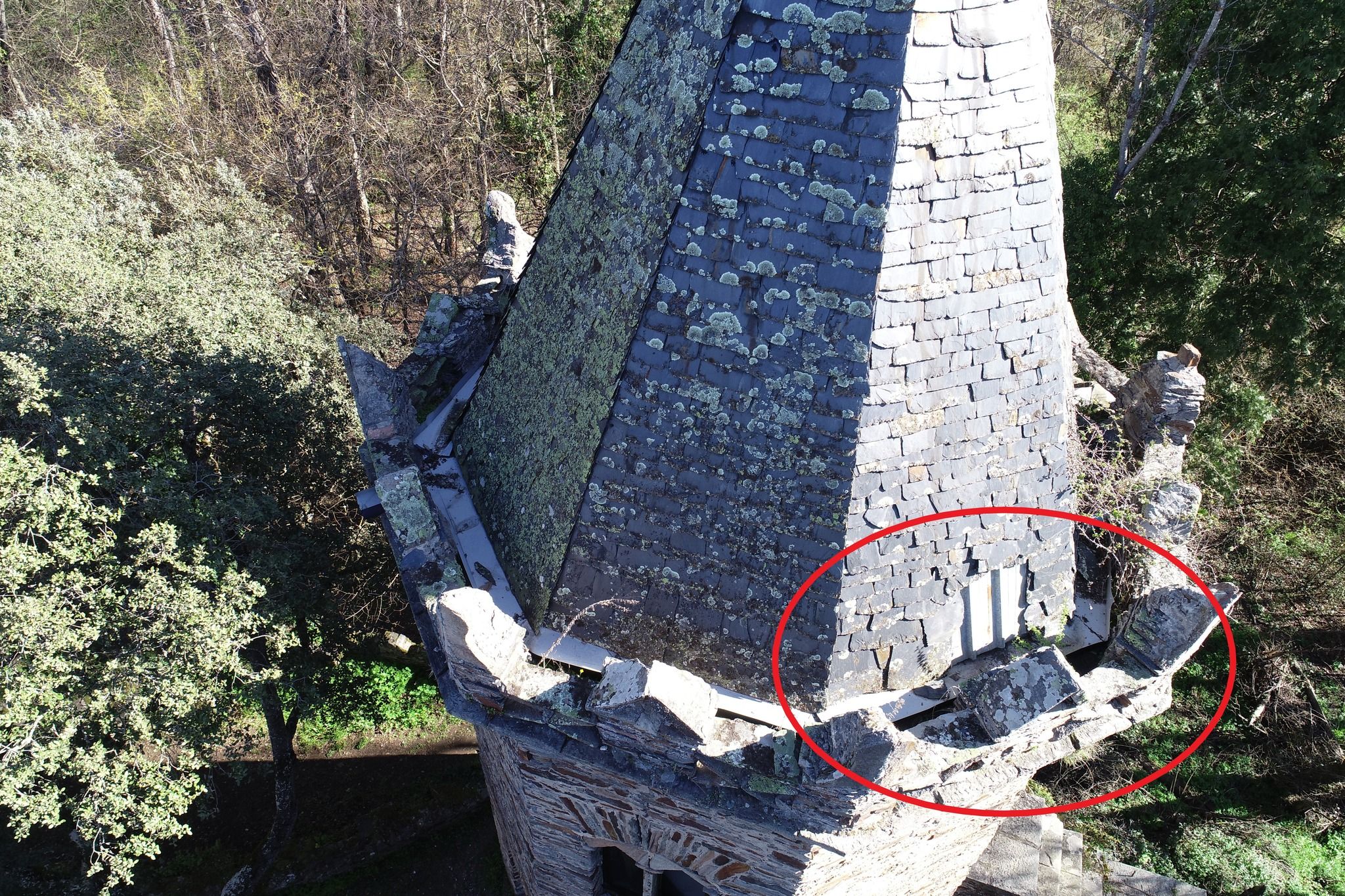 Algunos de los daños en el castillo de San Blas denunciados por la Plataforma.