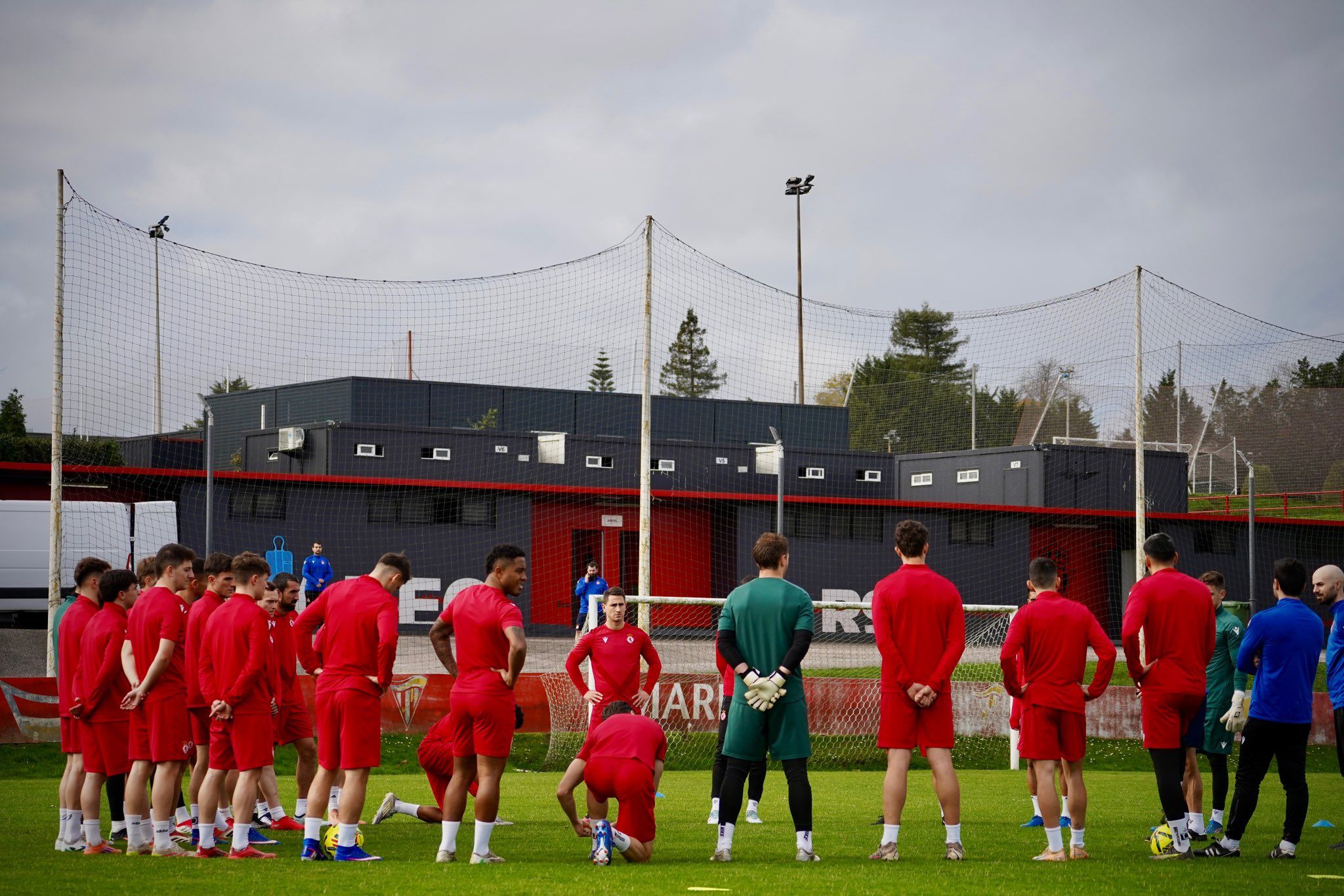 La Cultural, durante el entrenamiento en Gijón en Mareo. | CYD La Cultural, durante el entrenamiento en Gijón en Mareo. | CYD