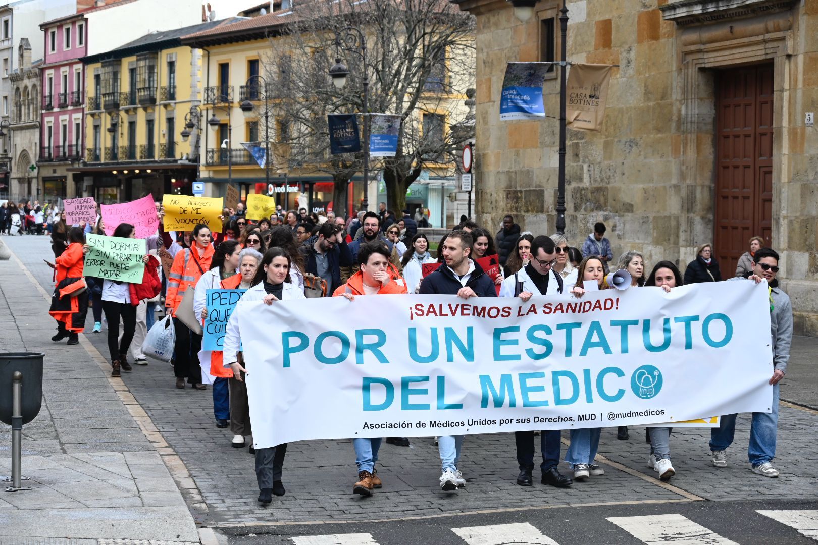 Manifestación de los médicos por el estatuto propio este lunes en León. | SAÚL ARÉN