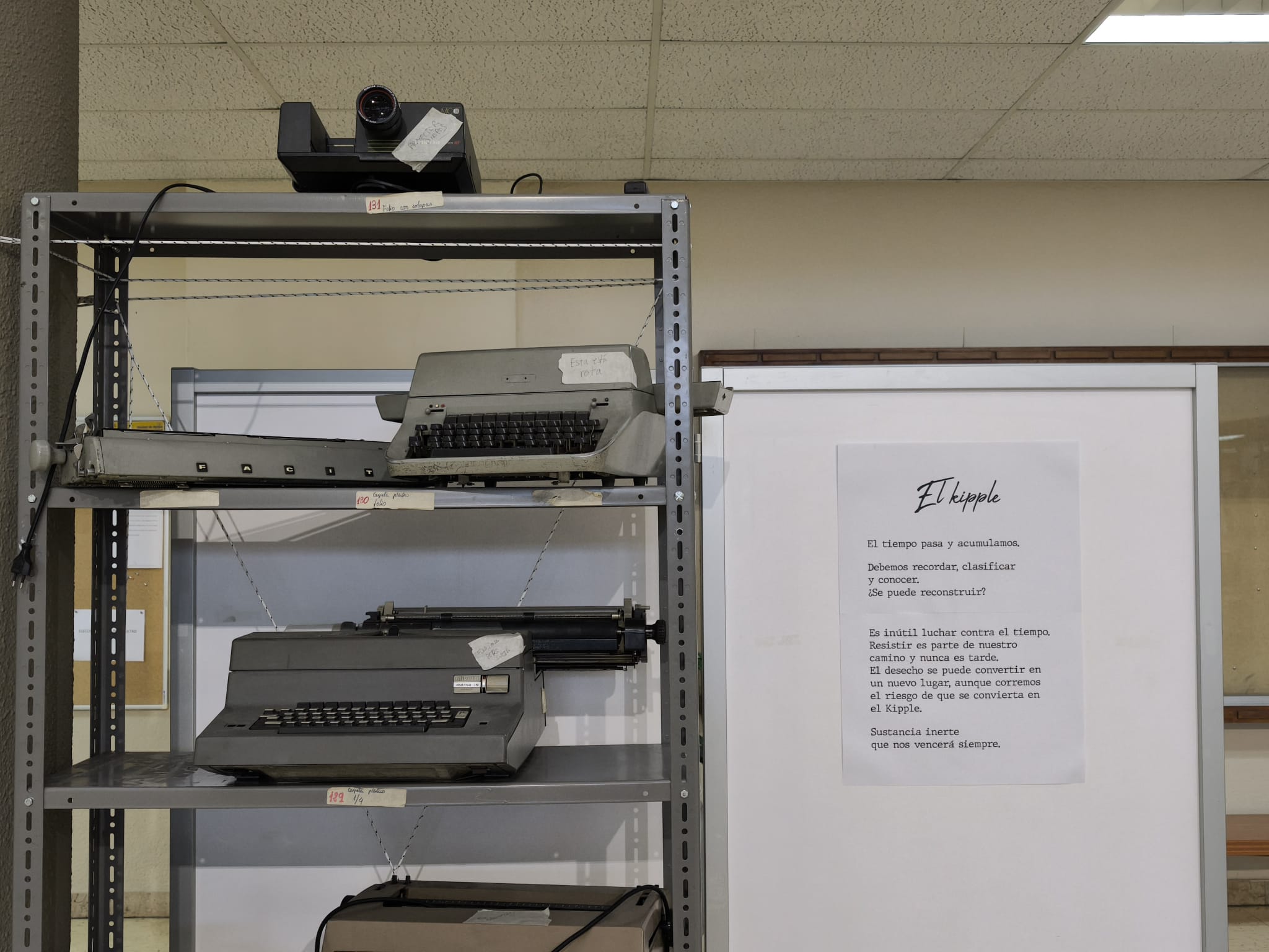 Una imagen de la exposición ubicada en el hall de la facultad. | L.N.C.