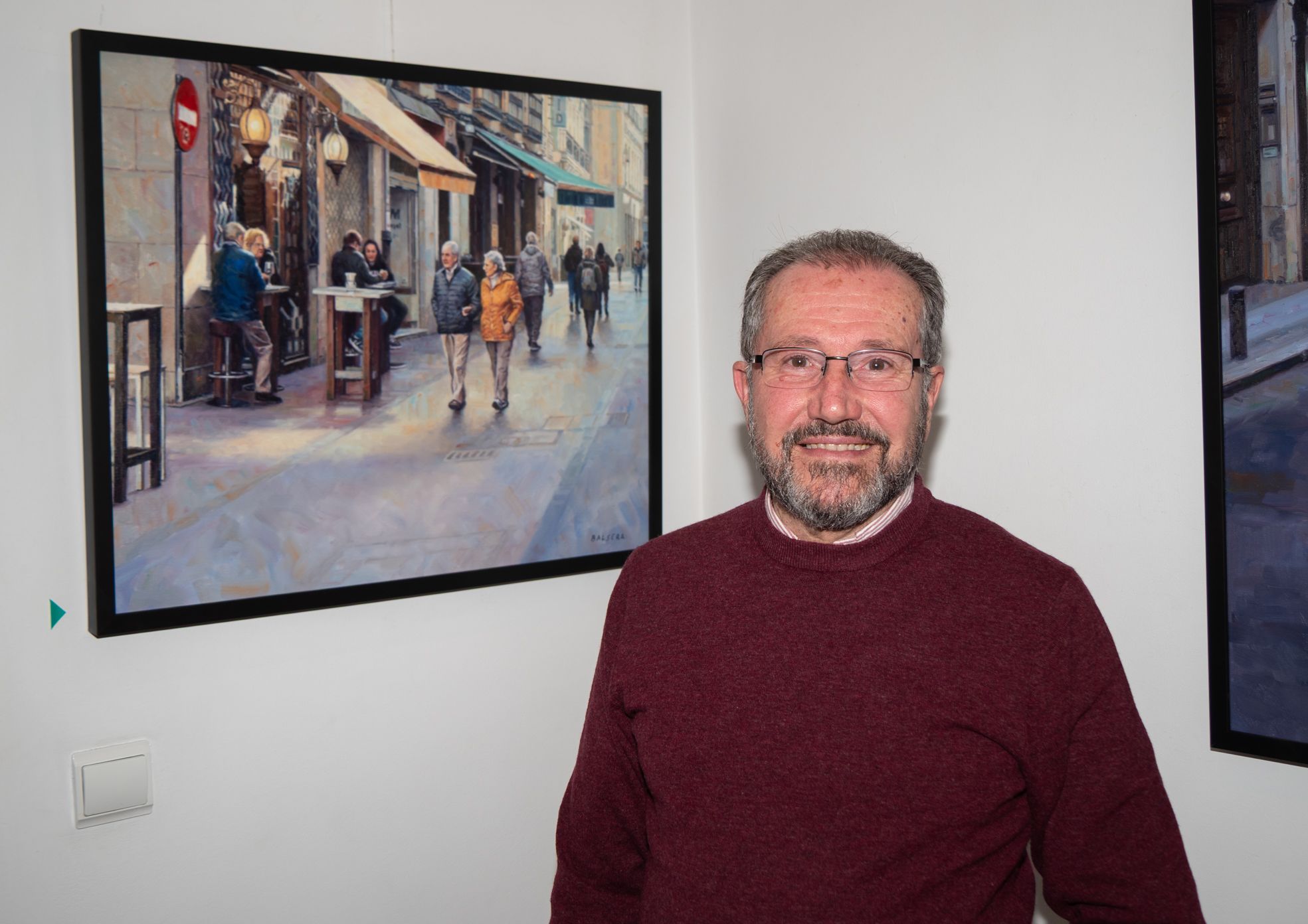 Nemesio Balsera y uno de sus cuadros de León. | VICENTE GARCÍA