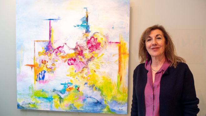 Olga Gómez ante una de sus ventanas