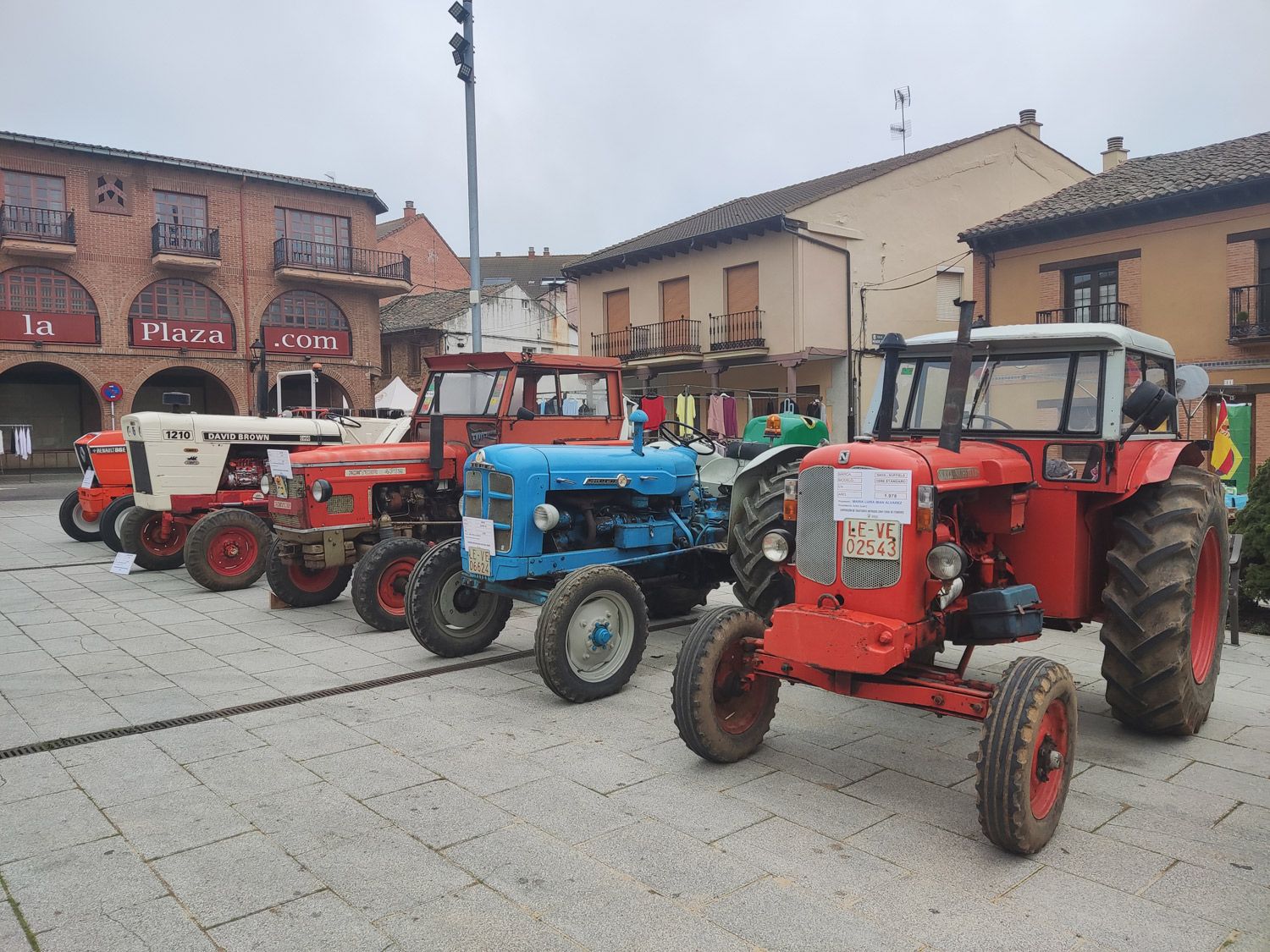 Muestra de tractores antiguos que nunca falla en la plaza Mayor. | SAÚL ARÉN