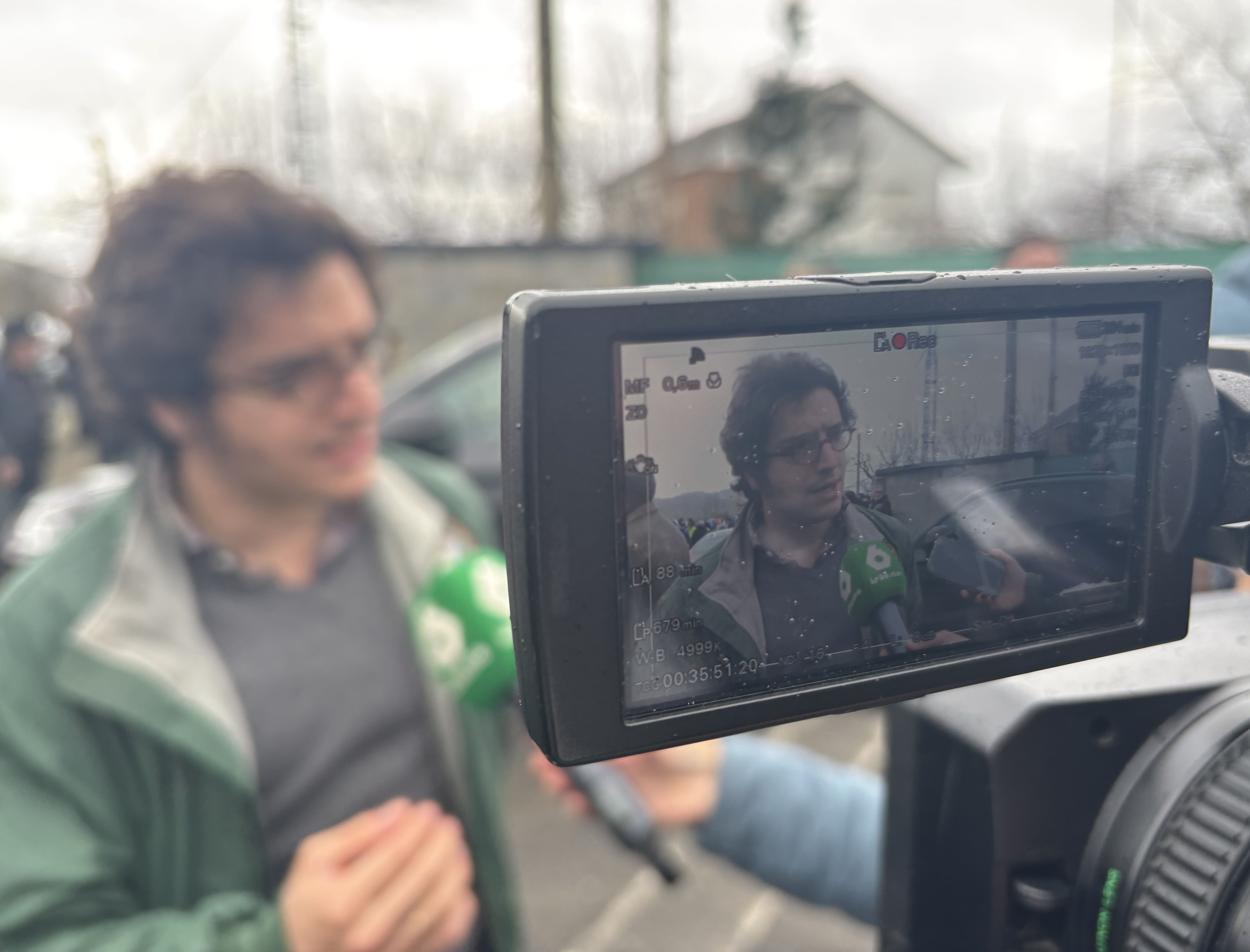 Figaredo frente a los medios de comunicación en Cubillos del Sil. | JAVIER FERNÁNDEZ