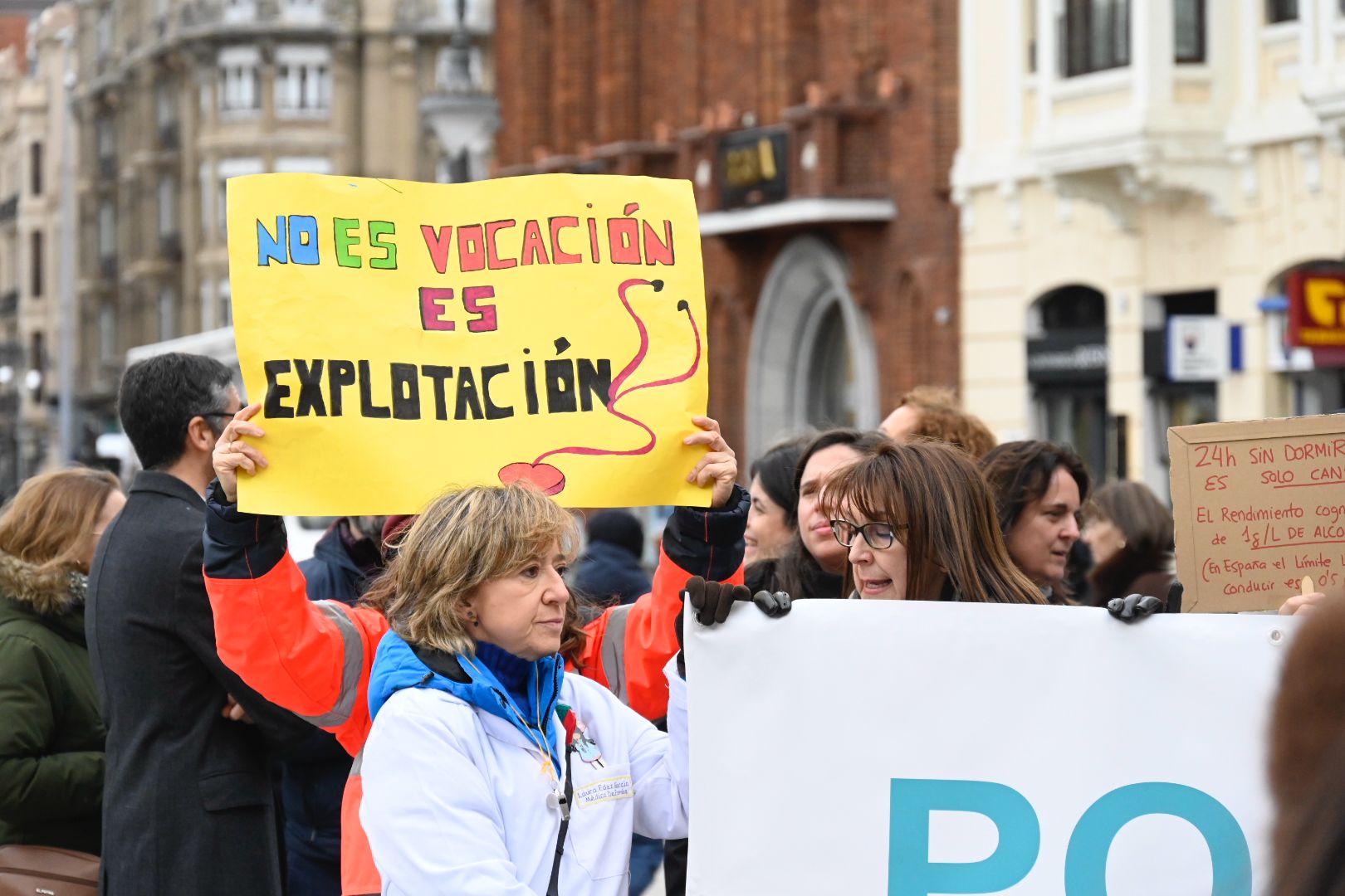 Un instante de la concentración de los médicos leoneses este miércoles. | SAÚL ARÉN