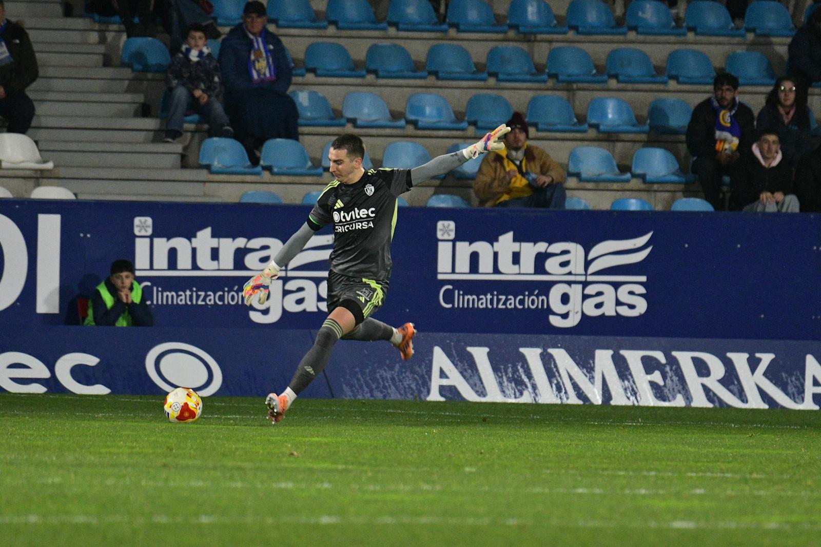 Andrés Prieto durante el partido ante el Celta Fortuna. ENRIQUE RAMÓN