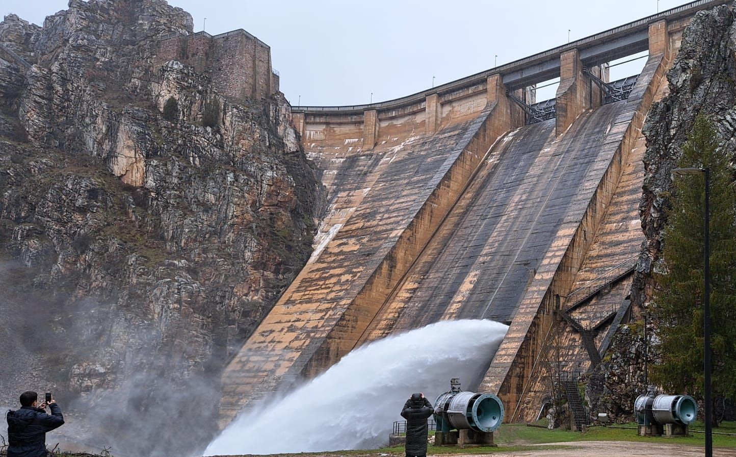 Desembalse en la presa del embalse de Barrios de Luna. | L.N.C.