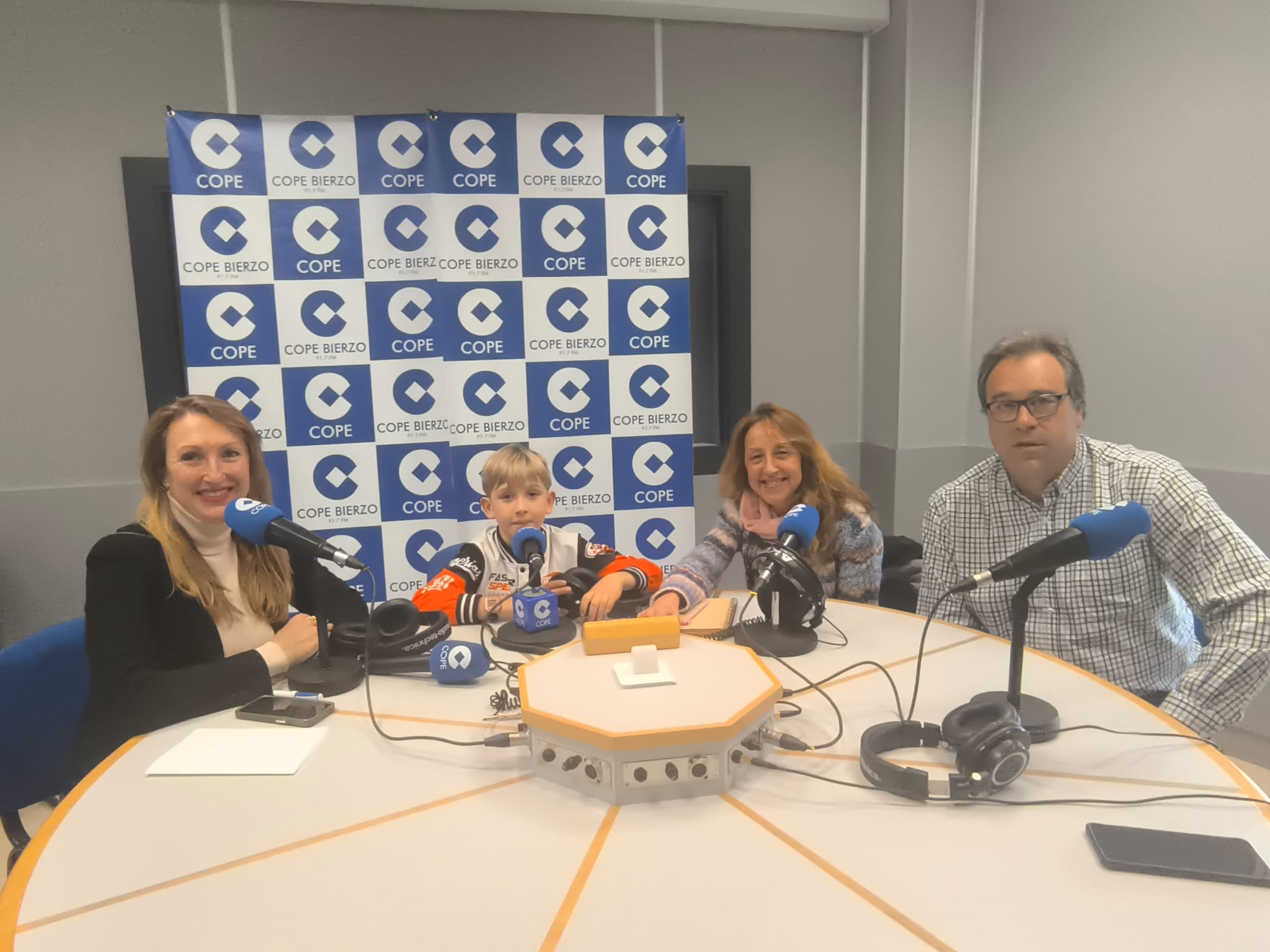 Aitor Otamendi sentado en Entre Nosotras en Cope Bierzo.