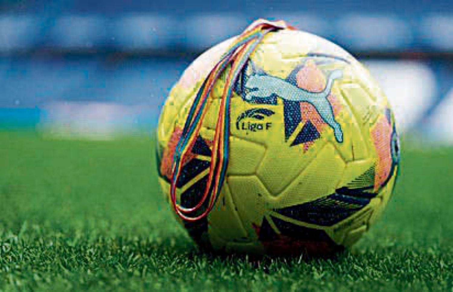 Balón de la Liga F Moeve con un cordón de colores arcoiris | LIGA F