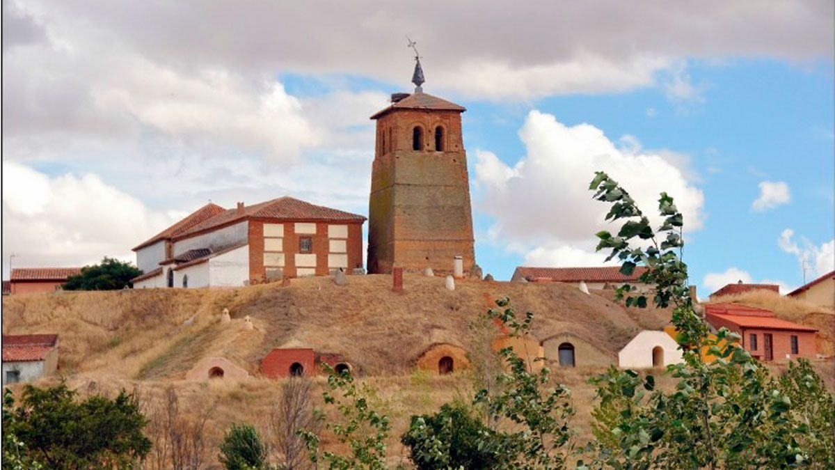 Bonita imagen la que componen las bodegas, torre e iglesia de Villamoratiel de las Matas.