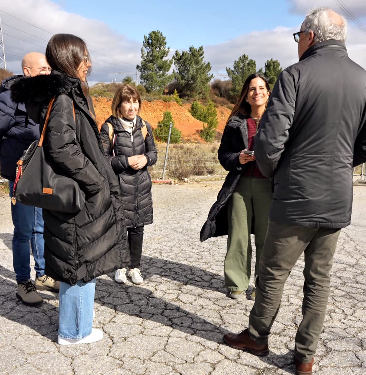 Visita de los socialistas al Polígono industrial de La Llanada.