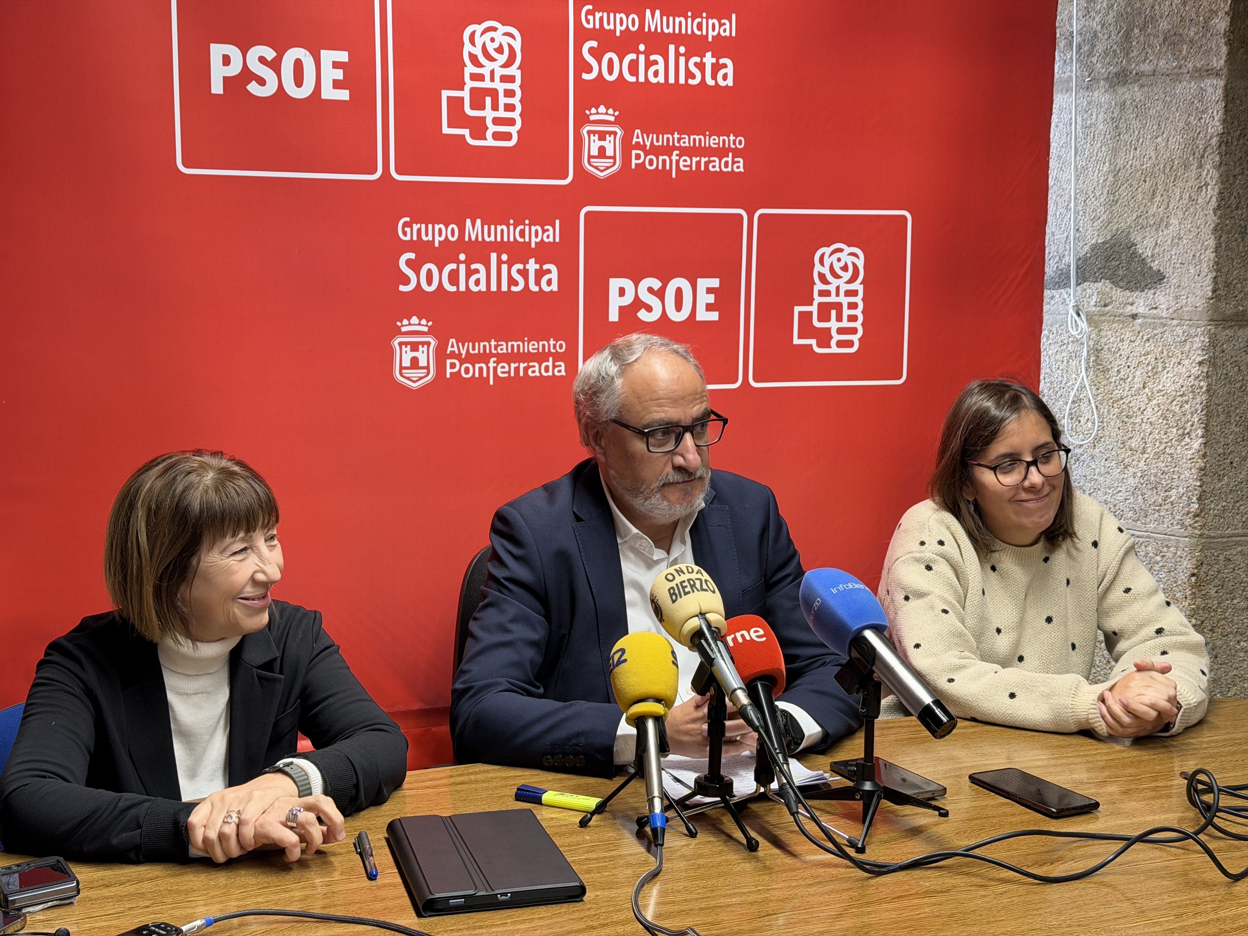 Imagen de archivo del PSOE de Ponferrada, con la concejala Mabel Fernández a la izquierda.
