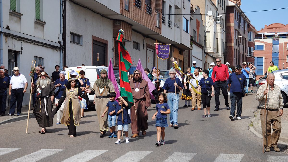 Una marcha a pie recorrió algunas calles de La Bañeza. | ABAJO