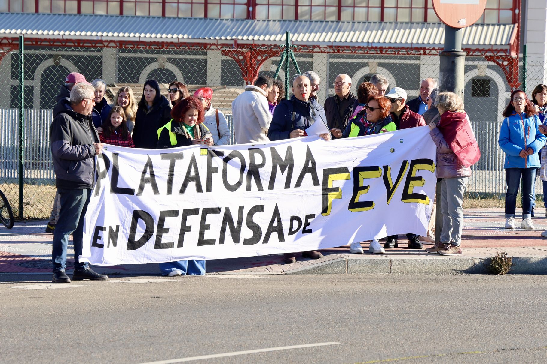 La Plataforma en Defensa de Feve llevó su reivindicación a las puertas del Palacio de Exposiciones durante la última visita de Pedro Sánchez. | CAMPILLO (ICAL)