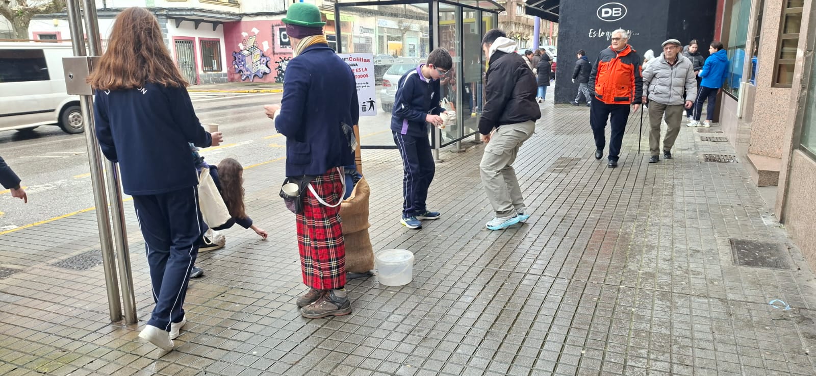 Alumnos en la recogida efectuada por Proyecto Orbanajo.