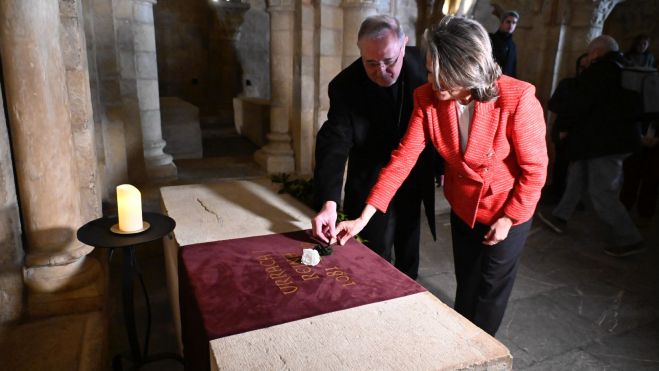 El obispo Luis Ángel de las Heras y la madrina Isabel San Sebastián depositando una flor en la tumba de la monarca leonesa. SAÚL ARÉN El obispo Luis Ángel de las Heras y la madrina Isabel San Sebastián depositando una flor en la tumba de la monarca leonesa. SAÚL ARÉN