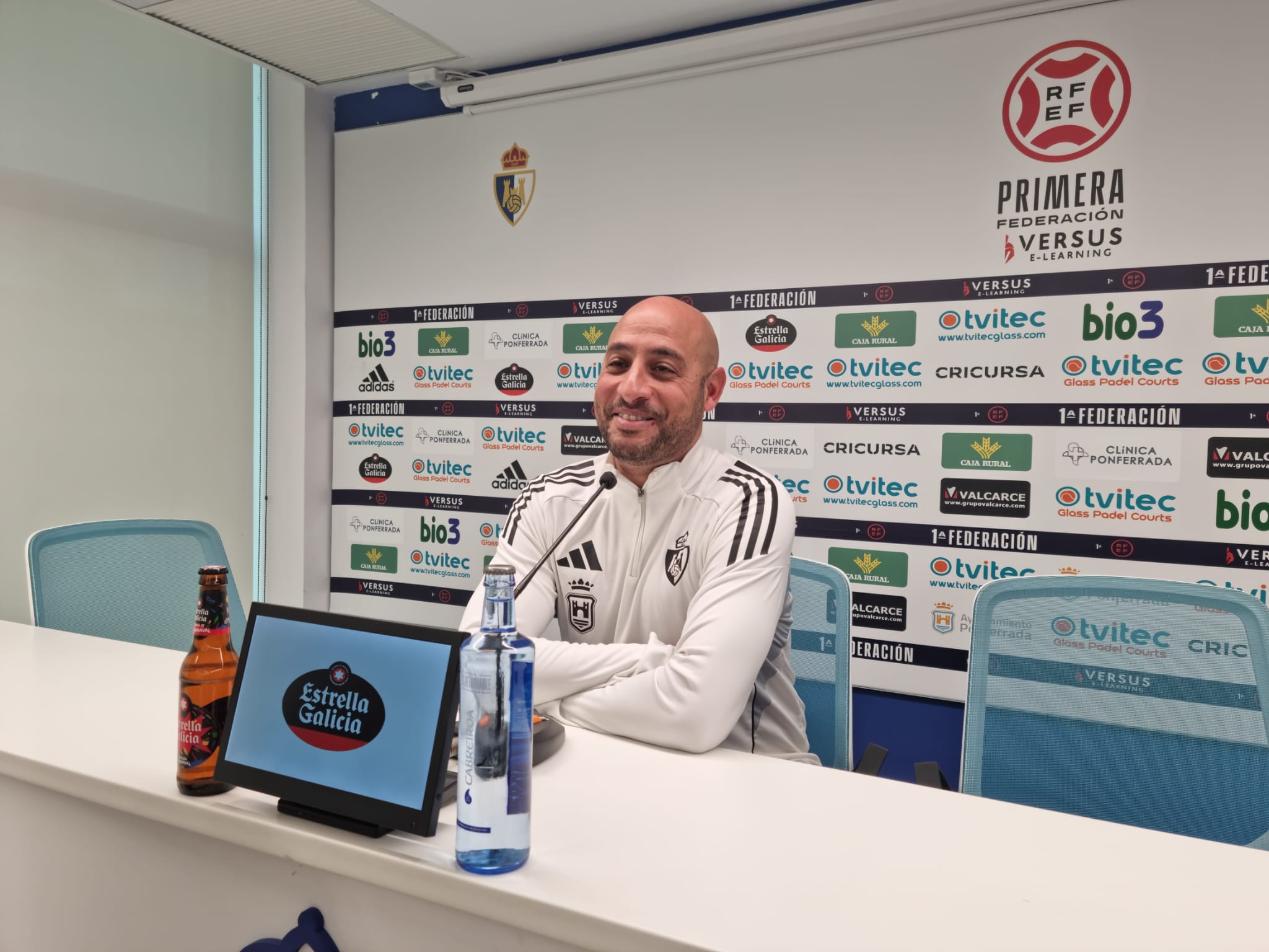 Nafti durante en la sala de prensa del Toralín antes del partido ante el Talavera. RAÚL FERNÁNDEZ