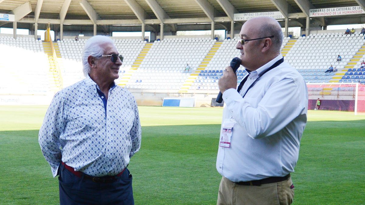 Raúl Álvarez durante el reconocimiento que recibió en el césped del Reino junto a Marco Antonio Izquierdo. | JAVIER QUINTANA