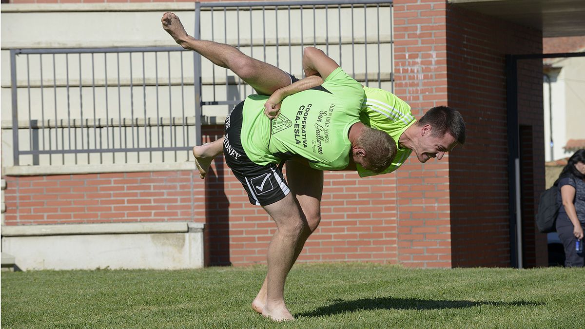 Un instante del corro de Mansilla. | MAURICIO PEÑA