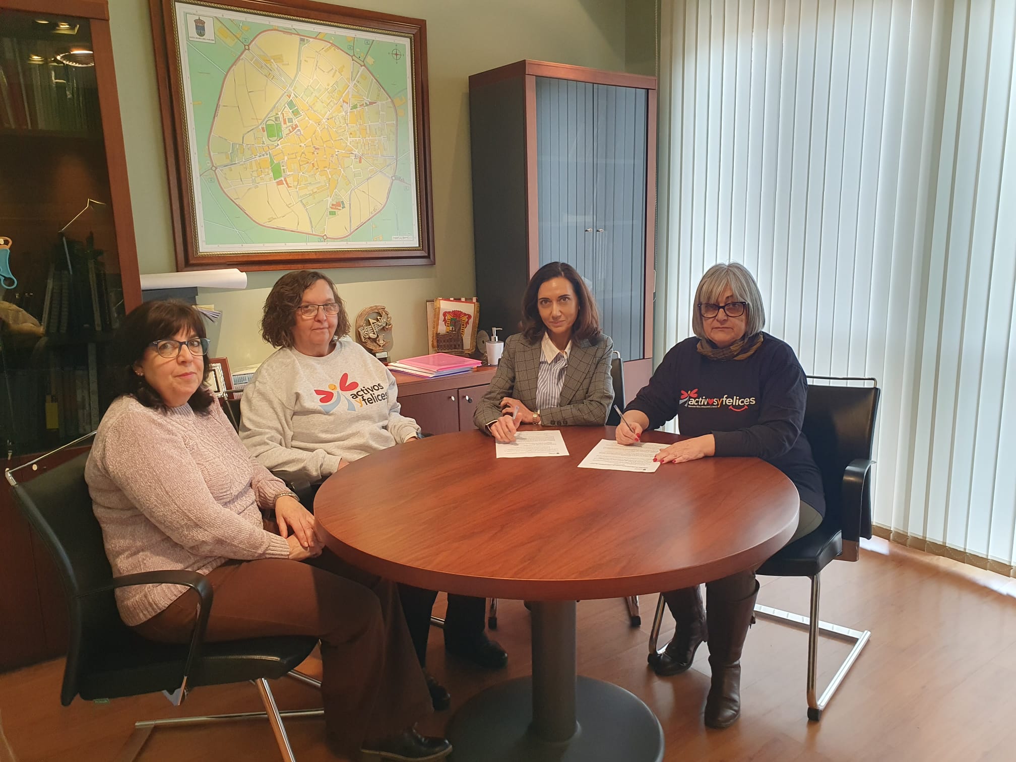 Firma del convenio con la asociación Activos y Felices. | L.N.C.