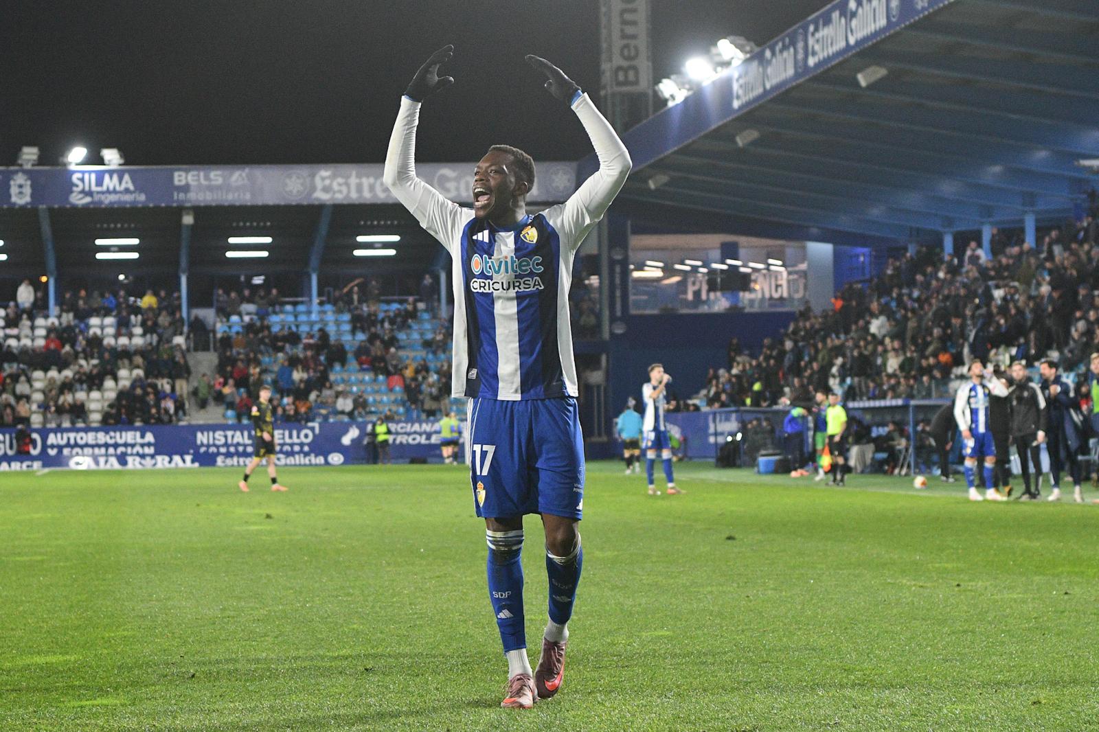 Keita celebrando su gol ante el Ourense que inició la gran racha de la Ponferradina de Nafti. ENRIQUE RAMÓN