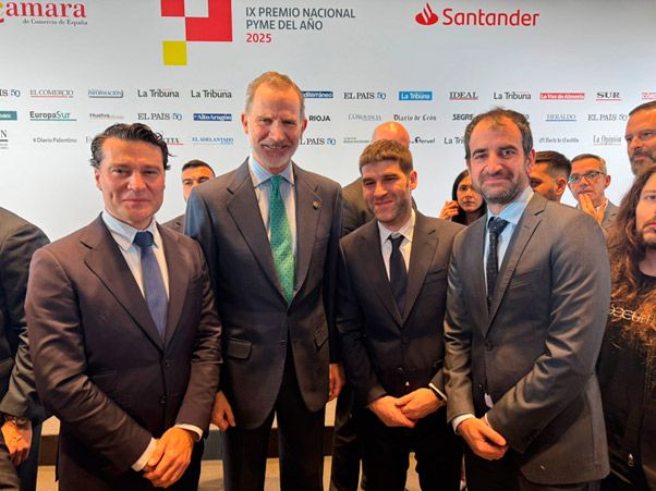 Foto de familia de los representantes de la empresa con el rey
