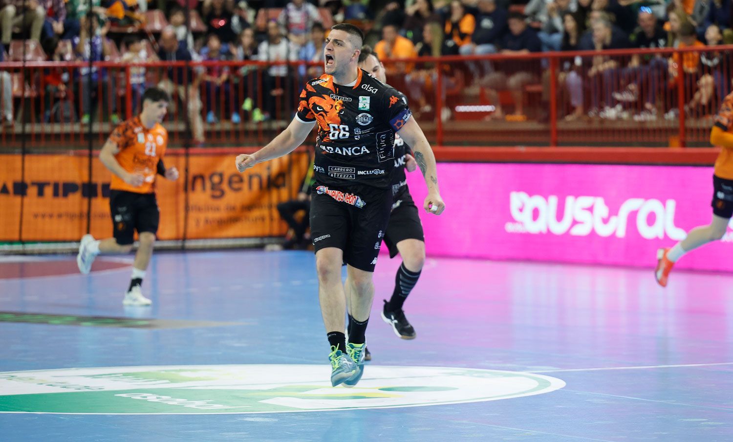 Edu Fernández celebra uno de los goles logrados por el Ademar en Torrelavega. BMTORRELAVEGA