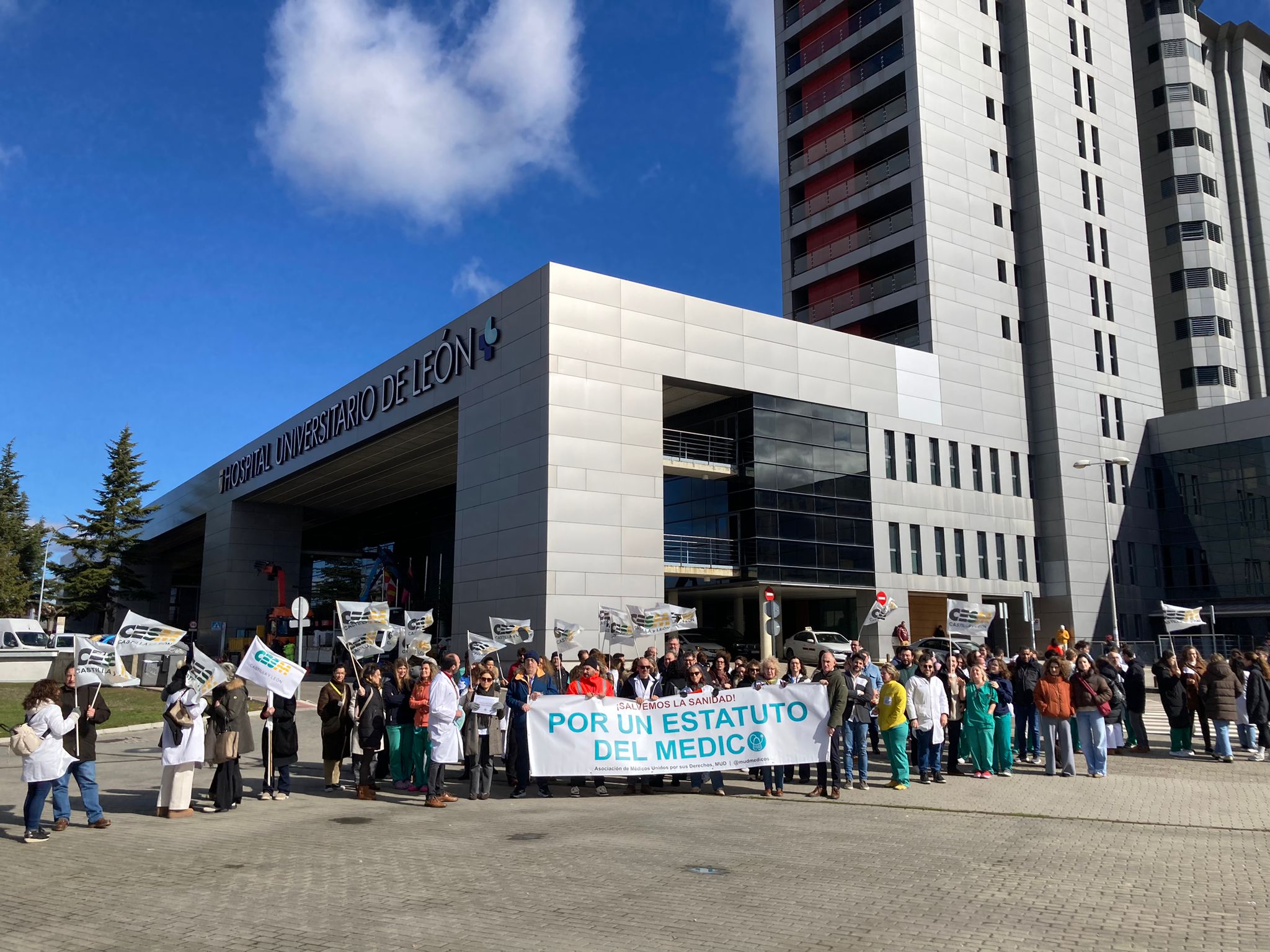 Protesta de los médicos leoneses de este jueves frente al Caule. | L.N.C. Protesta de los médicos leoneses de este jueves frente al Caule. | L.N.C.