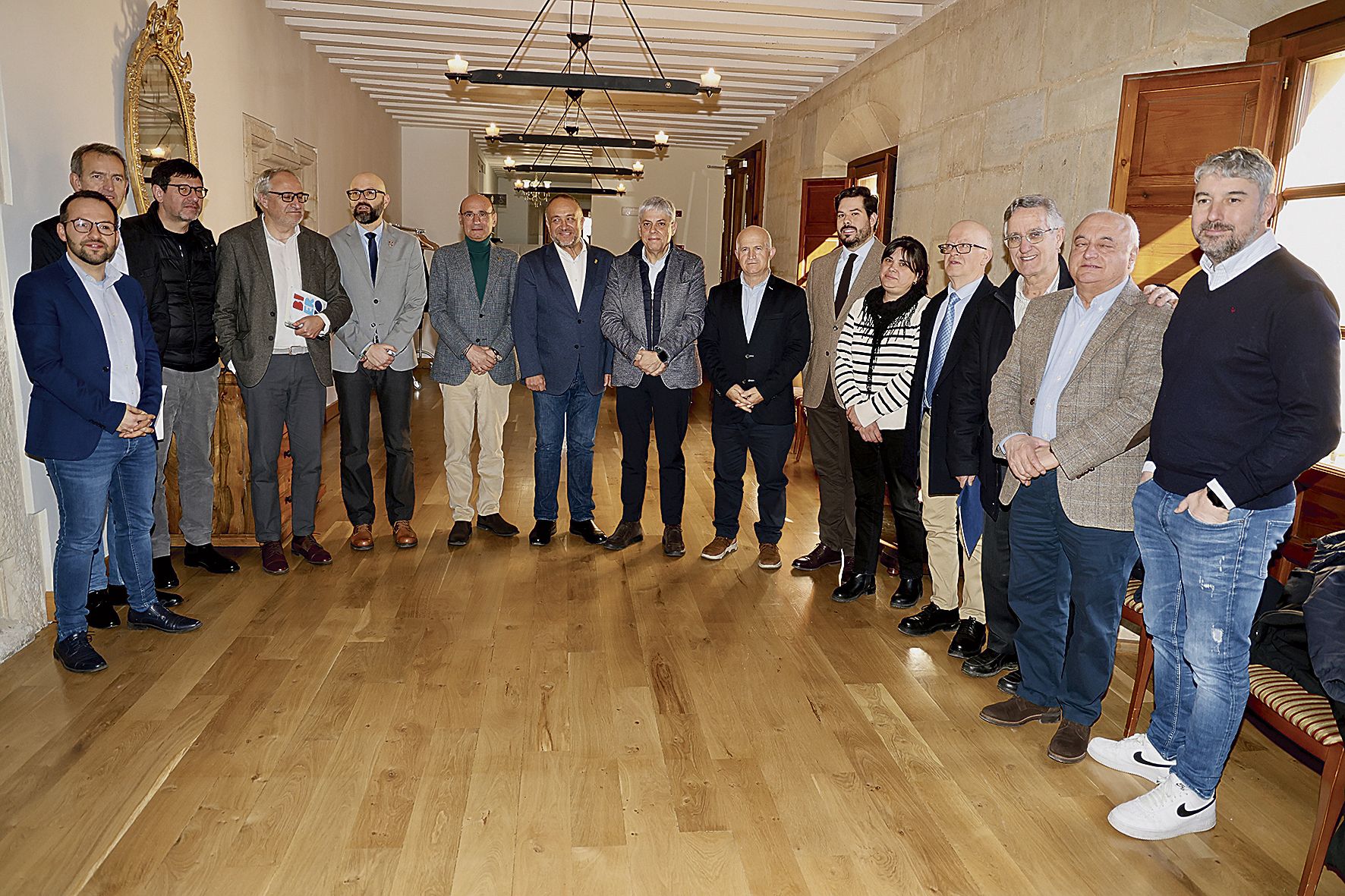 Miembros de la Agrupación de Municipios Mineros junto a autoridades políticas ayer en la asamblea general en León | ICAL Miembros de la Agrupación de Municipios Mineros junto a autoridades políticas ayer en la asamblea general en León | ICAL