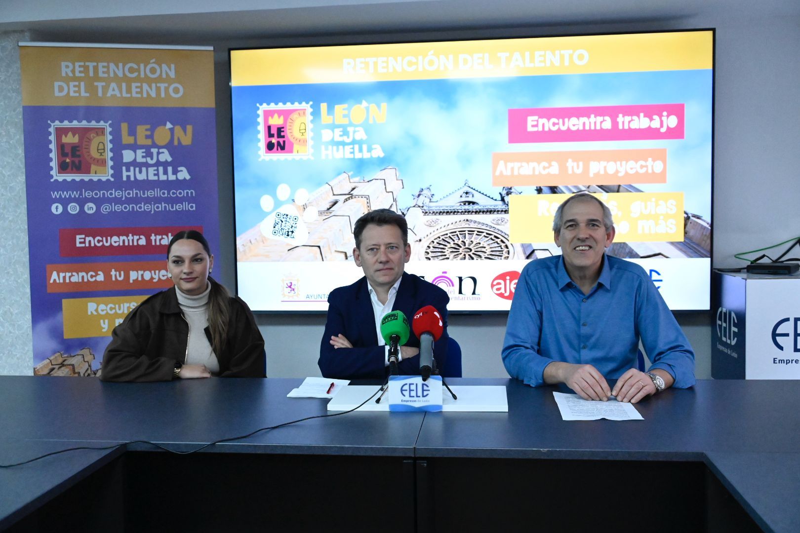 Laura González, vicepresidenta de AJE; Enrique Suárez, secretario general adjunto de la Fele; y Vicente Canuria, concejal del Ayuntamiento, presentan el proyecto. | SAÚL ARÉN