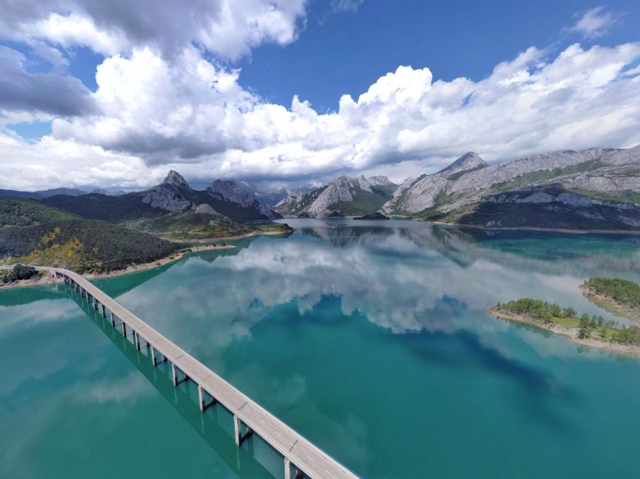 Recreación de la pasarela proyectada sobre el embalse de Riaño.