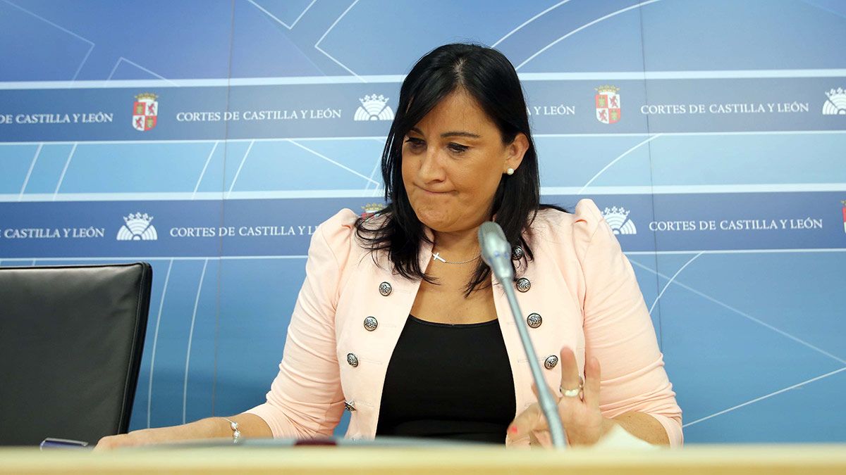 La secretaria de Organización y vicepresidenta segunda de las Cortes, Ana Sánchez, analiza asuntos de la actualidad política de la comunidad. | ICAL