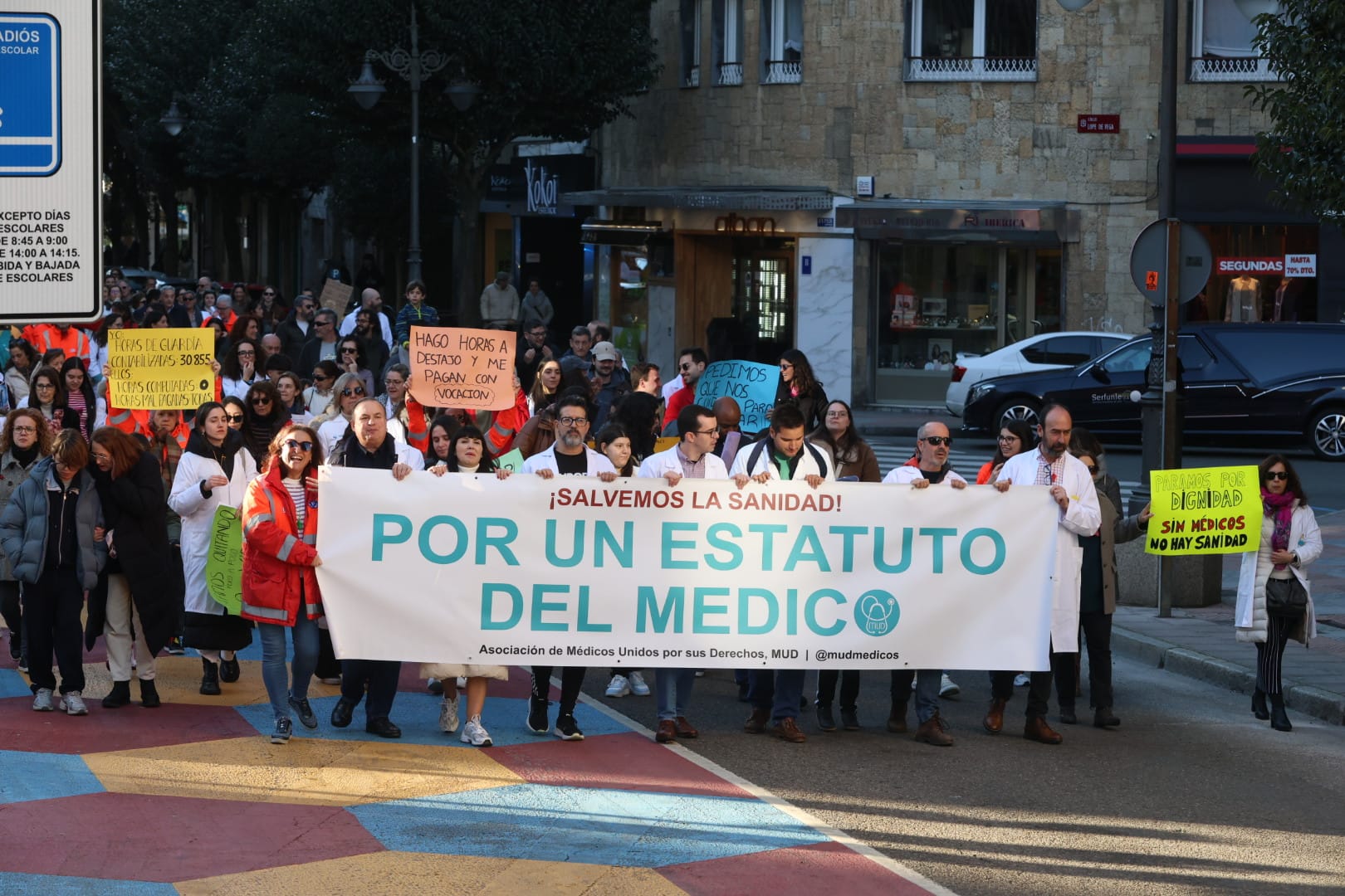 Protesta médica de este viernes por la tarde, en la última jornada de huelga contra el Estatuto Marco. | FERNANDO OTERO