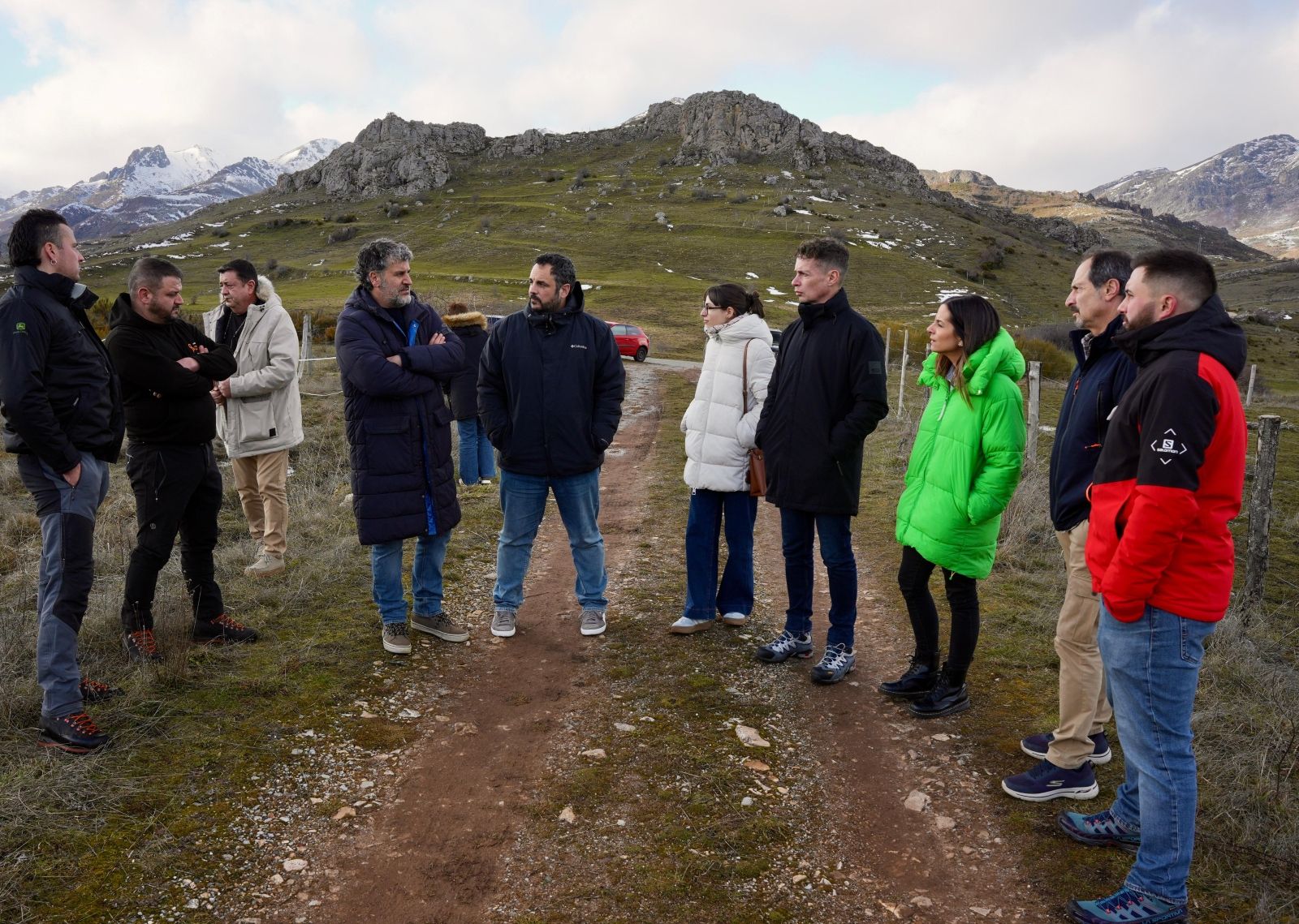 Un instante de la reunión de la candidatura del PSOE con ganaderos | L.N.C.